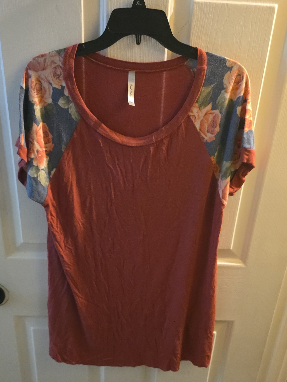 Floral Raglan Scoop Neck Top in Rust - Casual Short Sleeve Tee